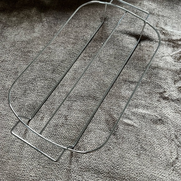 NWOT Present- Shaped Red Silicone Baking Molds with Wire Holding Tray - Picture 4 of 8